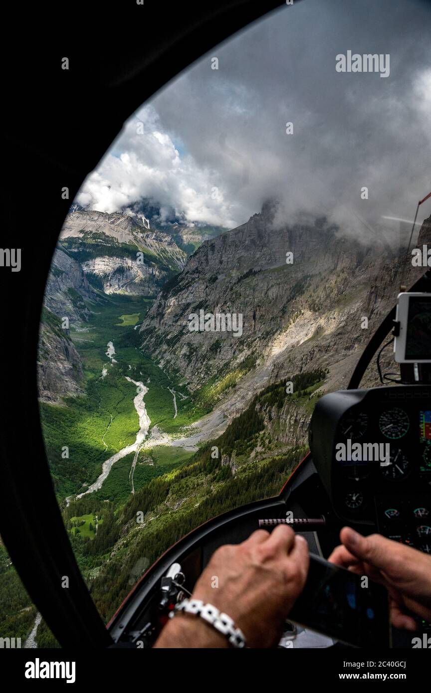 Valle selvaggia e romantica di Gasterntal nelle Alpi bernesi viste dall'elicottero Foto Stock
