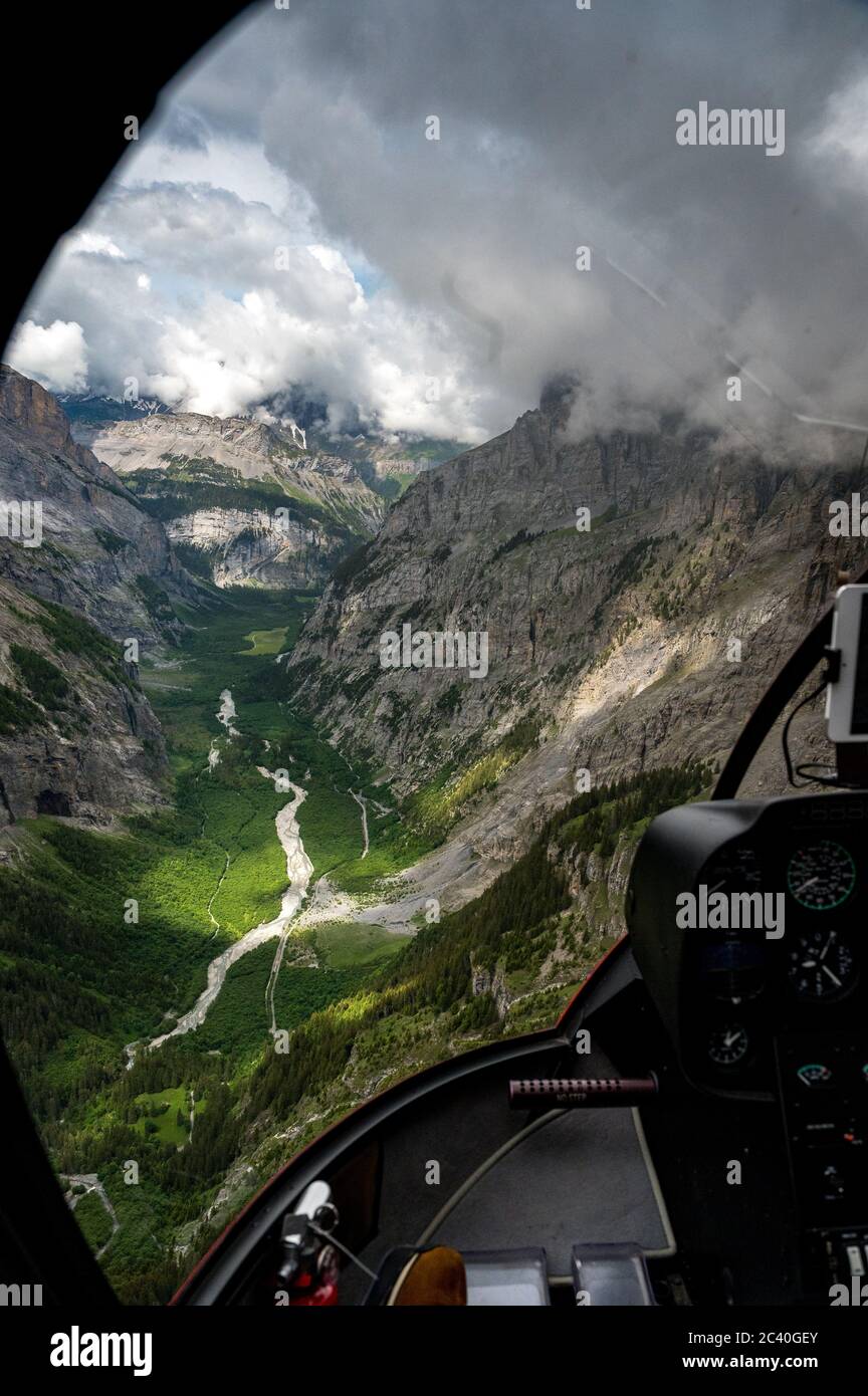 Valle selvaggia e romantica di Gasterntal nelle Alpi bernesi viste dall'elicottero Foto Stock