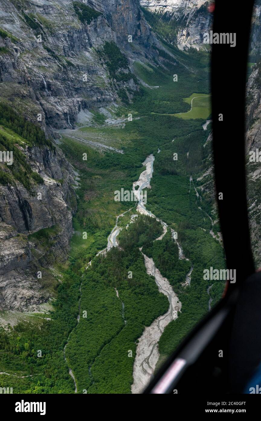 Valle selvaggia e romantica di Gasterntal nelle Alpi bernesi viste dall'elicottero Foto Stock