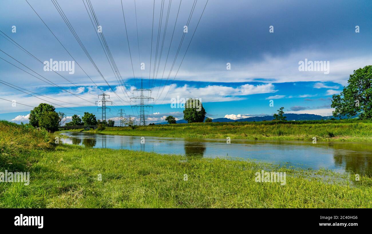 Überschwemmte Wiesen und ein übervoller Kanal im Rheintal, Vorarlberg, Dornbirn, Austria, Wald Bäume, Wiesen, Wasser, Fluss, Berge, Vögel Foto Stock