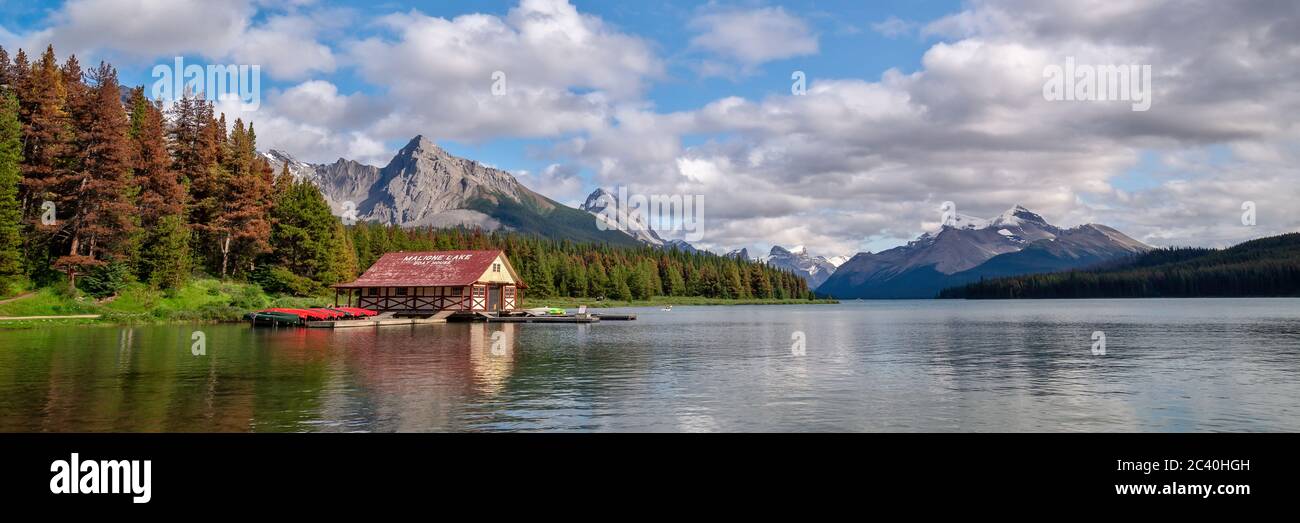 Panorama di una casa barca al lago Maligne nel Jasper National Park, Alberta, Montagne Rocciose, Canada Foto Stock