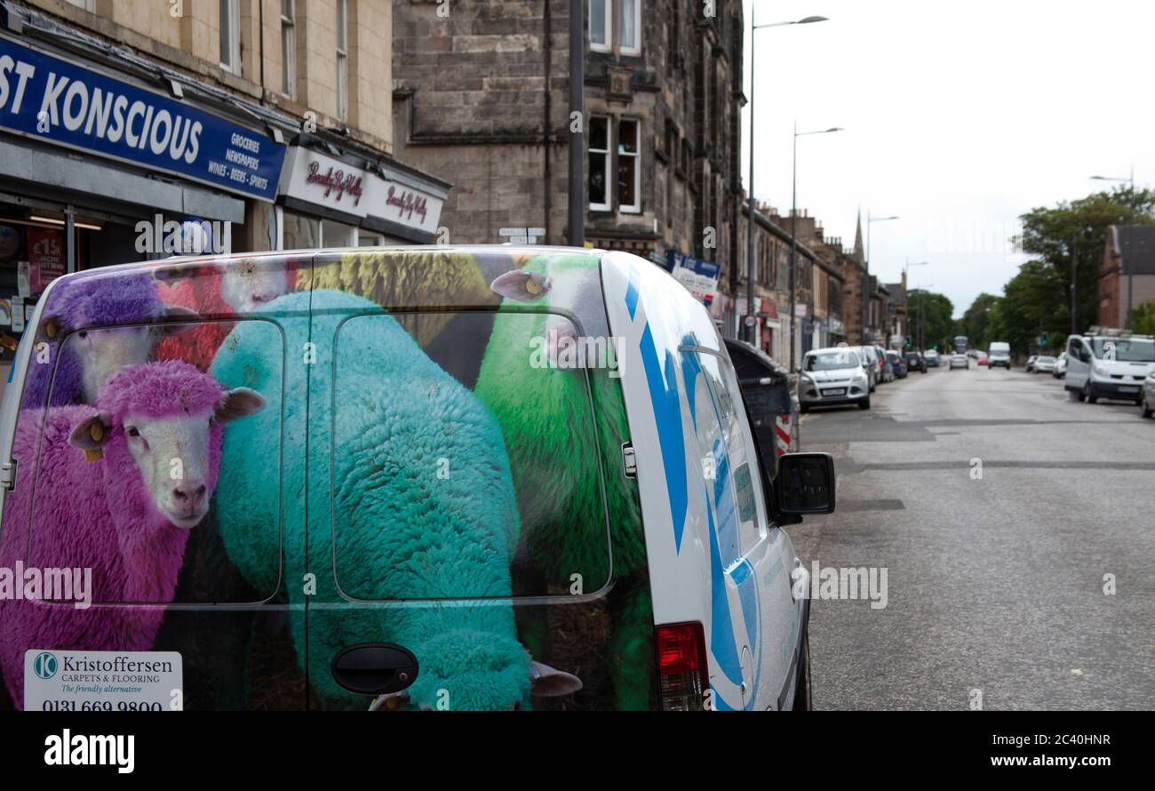 Portobello, Edimburgo, Scozia, Regno Unito. 23 giugno 2020. Molti locali che sono di strada concious pensano che i cambiamenti proposti del centro di Portobello locale sono un'idea di baad, i residenti hanno fino a venerdì 26 giugno 2020 per fare commenti a spacesforpeople@edinburgh.gov.uk per quanto riguarda la proposta di rimuovere la maggior parte del parcheggio nel centro di Portobello per consentire, sicuro di distanza sociale. Covid-19 misure di emergenza. La prima fase allargherà i vani gambe, rimuoverà barriere di protezione e disordine stradale. Le piazzole di carico e il parcheggio per disabili rimarranno. Nella foto: Portobello High Street. Foto Stock