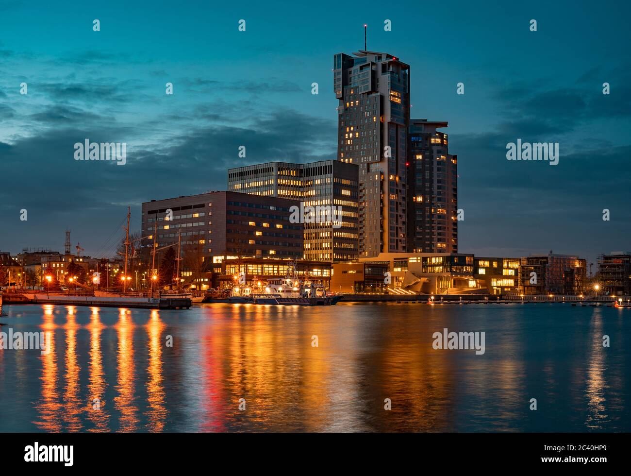 Architettura moderna del grattacielo Sea Towers di notte a Gdynia, Polonia. Foto Stock