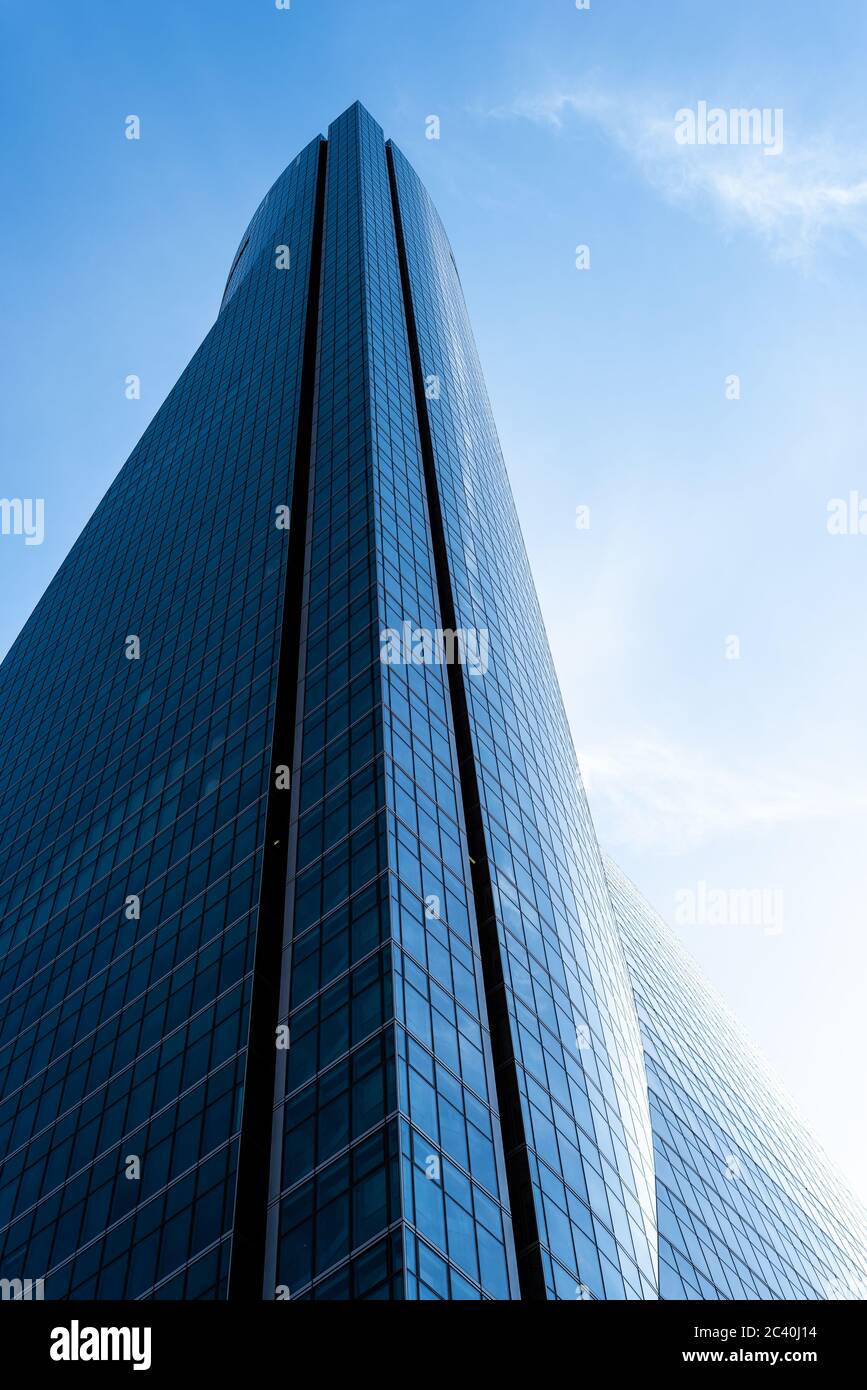 Madrid, Spagna - 14 giugno 2020: Grattacielo contro il cielo blu nella zona commerciale Four Towers. Torre Espacio Foto Stock