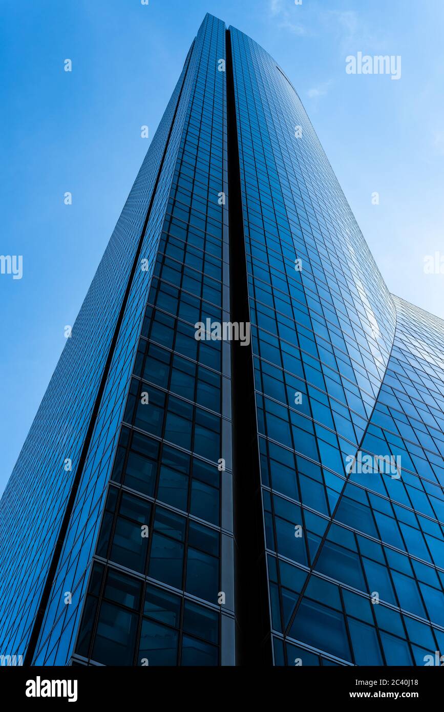 Madrid, Spagna - 14 giugno 2020: Grattacielo contro il cielo blu nella zona commerciale Four Towers. Torre Espacio Foto Stock