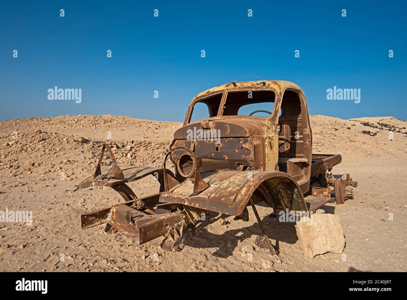 Resti di un vecchio camion arrugginito abbandonato derelict lasciato nel deserto a decadere Foto Stock