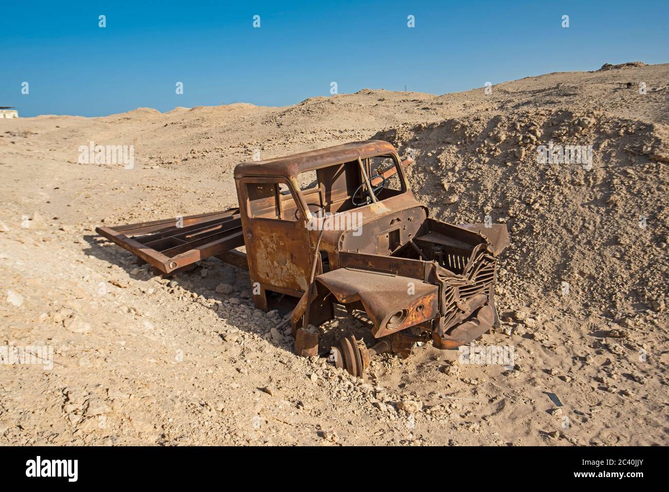 Resti di un vecchio camion arrugginito abbandonato derelict lasciato nel deserto a decadere Foto Stock