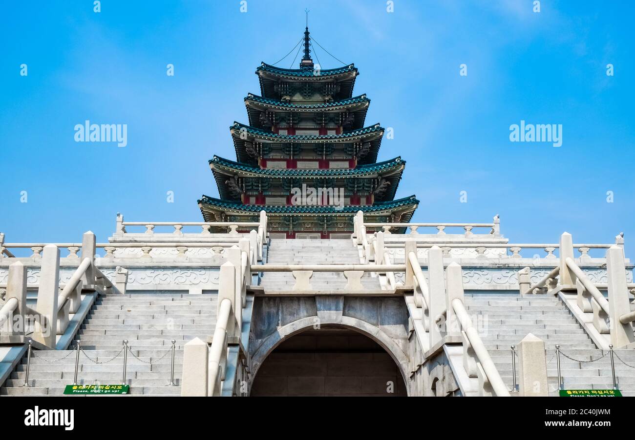 Primo piano, visita del National Folk Museum of Korea, un museo nazionale della Corea del Sud. La sua posizione e' all'interno dei terreni del Palazzo Gyeongbokgung Foto Stock