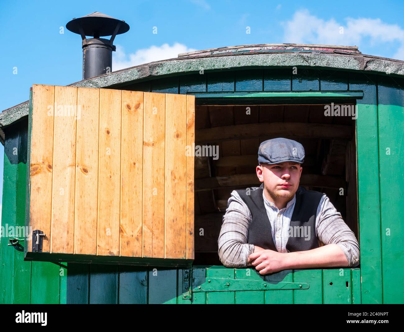 Giovane vestito in costume d'epoca con cappello piatto, Beamish, Durham County, Inghilterra, UK Foto Stock