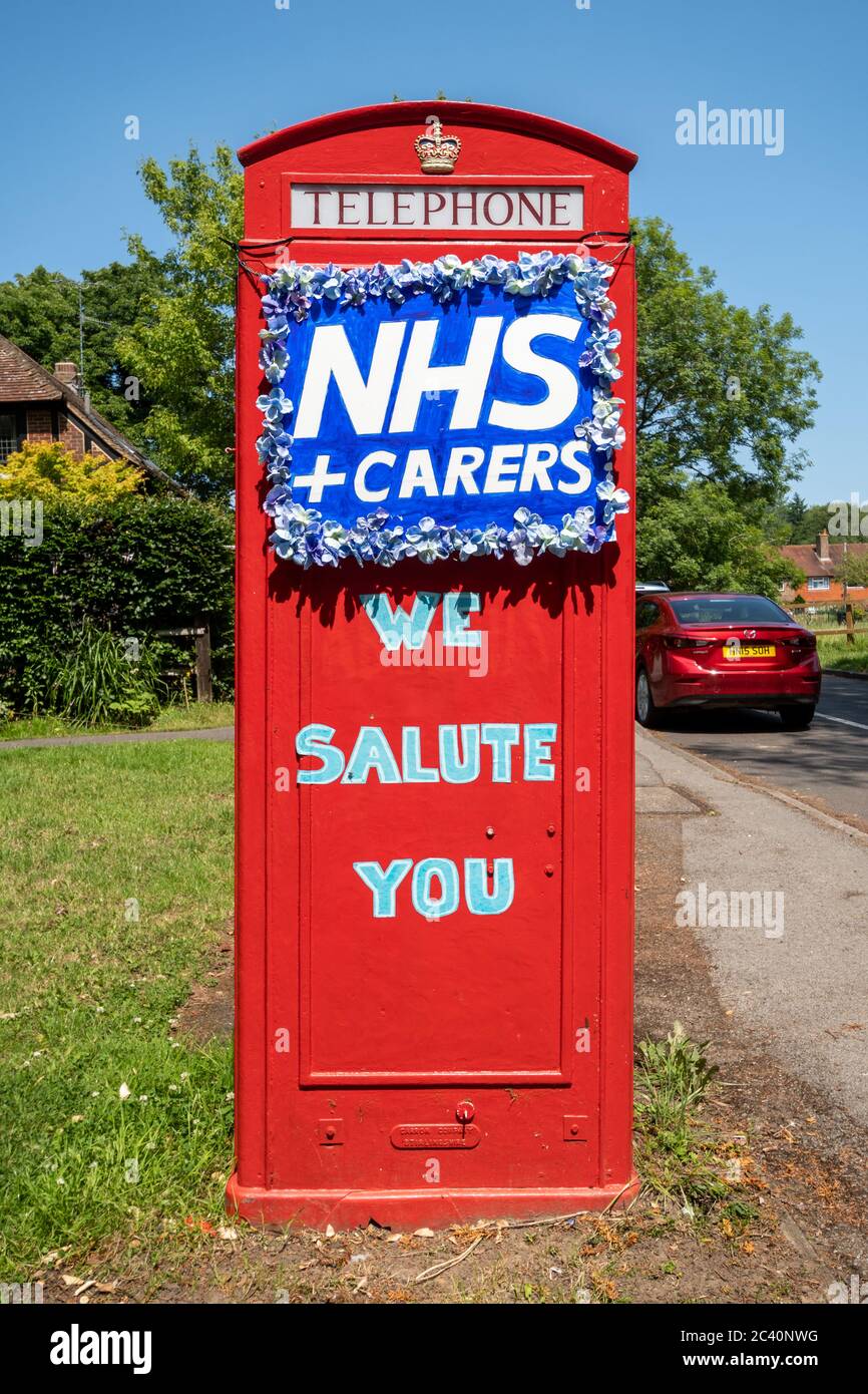 NHS e caregers, li salutiamo, messaggio su un chiosco del telefono rosso disusato (vecchia scatola del telefono) che ringrazia i lavoratori di chiave durante la pandemia del Coronavirus covid-19, 2020 Foto Stock