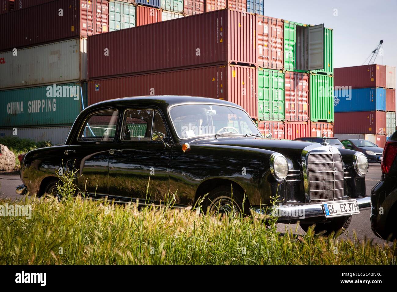 Vecchia Mercedes-Benz 180 (W 120) davanti ai container del porto sul Reno nel quartiere di Niehl, Colonia, Germania. ALTER Mercedes-Benz 180 (W 120 Foto Stock