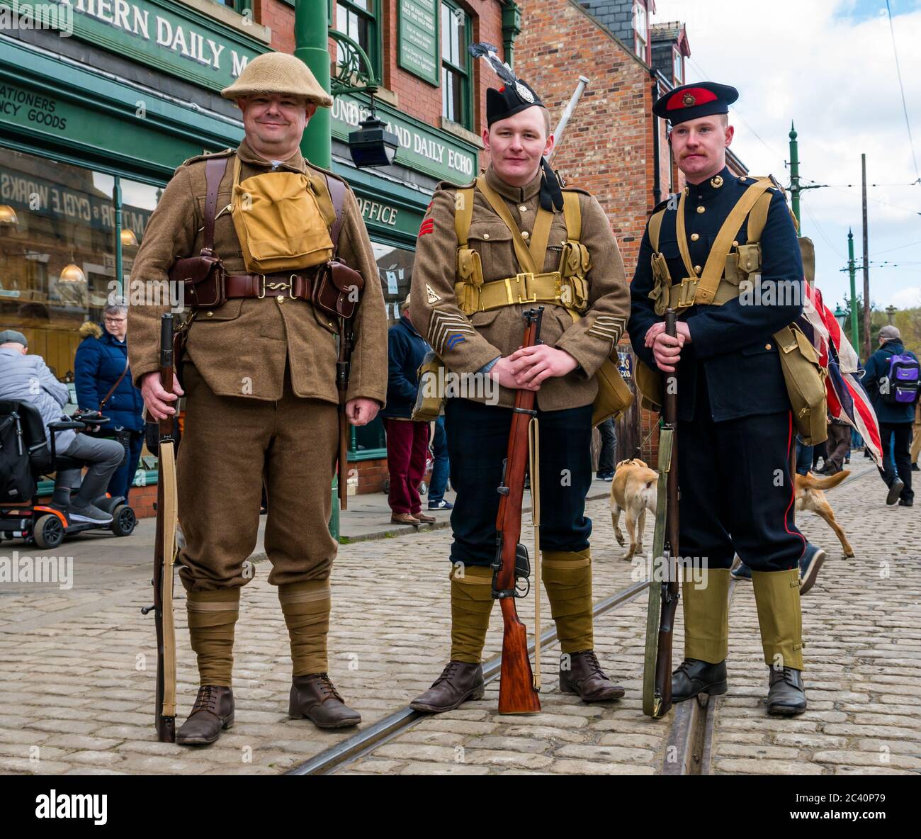 Uomini vestiti come Scottish Regiment soldati della prima guerra mondiale, Great North Steam Fair, Beamish Museum, Durham County, Inghilterra, Regno Unito Foto Stock