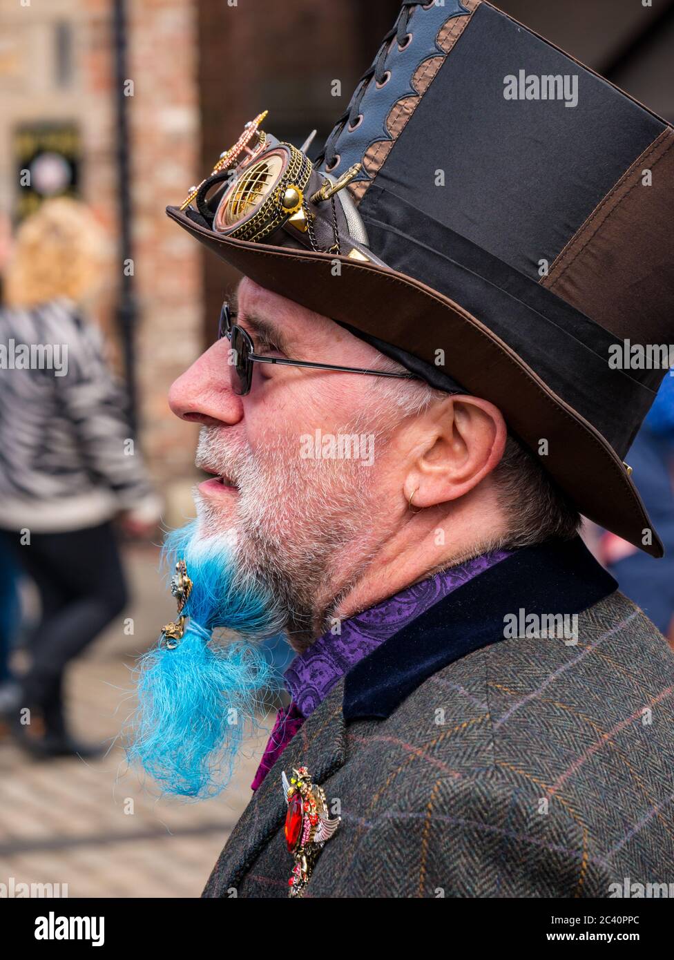 Uomo in costume da bagno steampunk con cappello bizzarro, Beamish Museum, Durham County, Inghilterra, Regno Unito Foto Stock