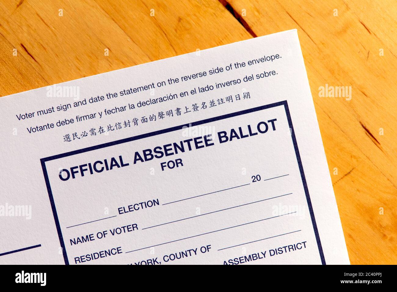 Vista del voto degli assenti di un elettore su un tavolo, New York, NY, USA, 23 giugno 2020. Foto Stock