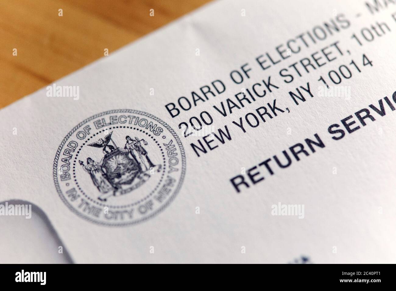 Vista di una busta contenente un voto di assentee su un tavolo di un votante, New York, NY, USA, 23 giugno 2020. Foto Stock