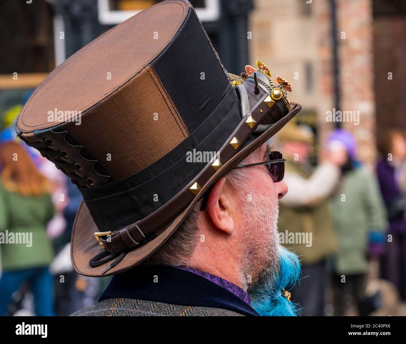 Uomo in costume da bagno steampunk con cappello bizzarro, Beamish Museum,  Durham County, Inghilterra, Regno Unito Foto stock - Alamy