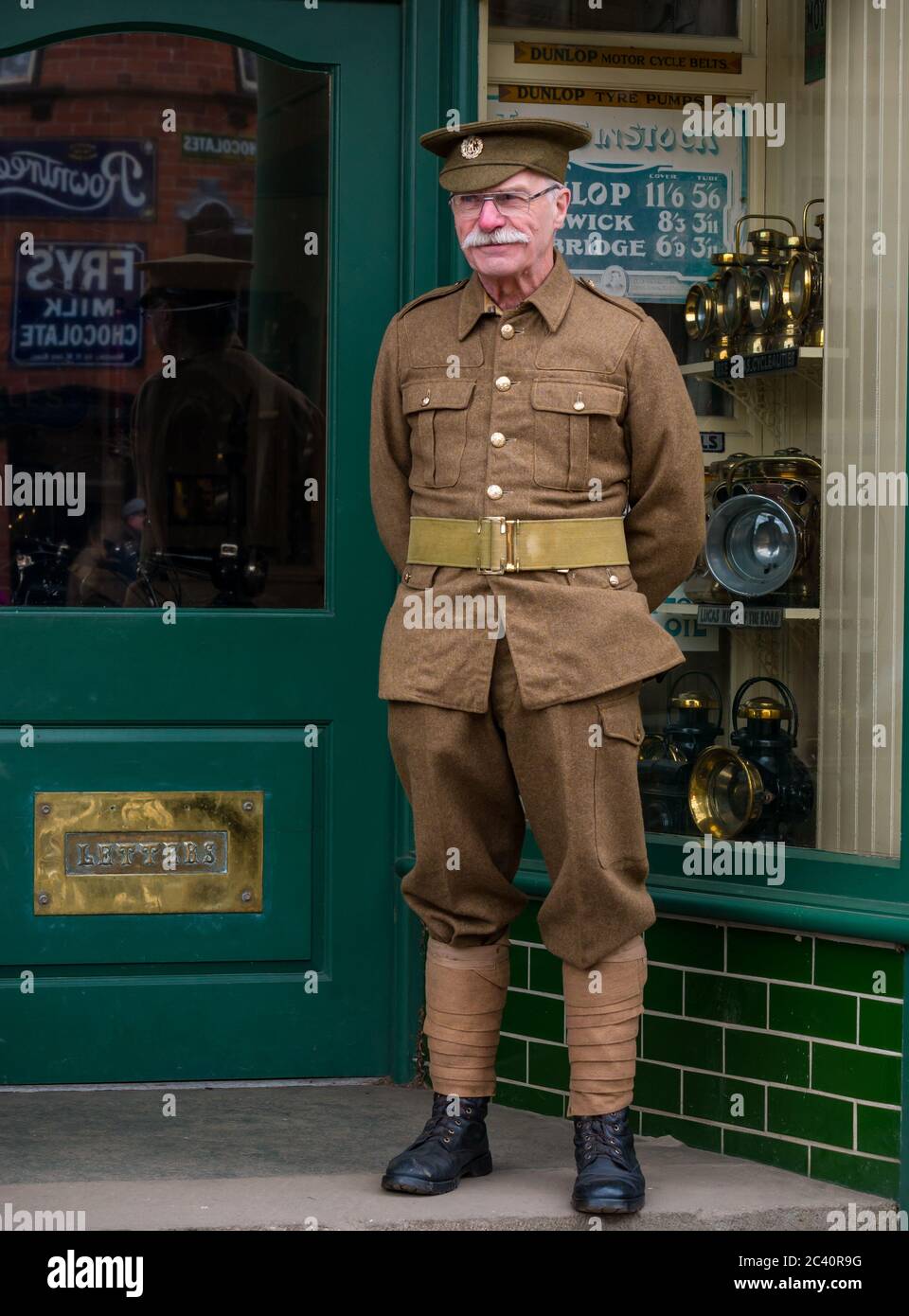 Uomo anziano con baffi vestito in uniforme militare del periodo della prima guerra mondiale, Beamish Museum, Durham County, Inghilterra, Regno Unito Foto Stock