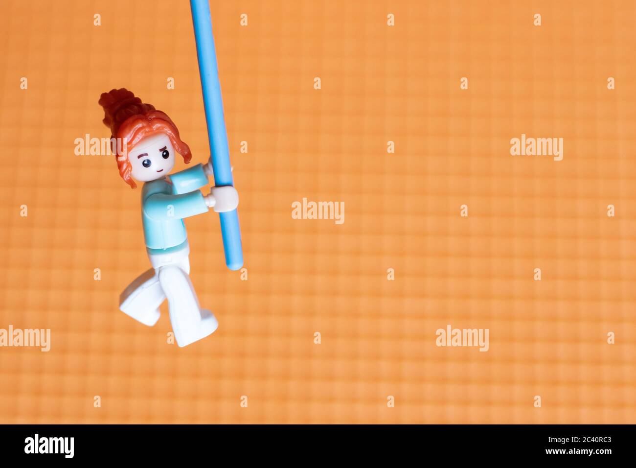 05/15/2020 Russia, Magnitogorsk: Personaggio la ragazza del costruttore Lego pende sulle scale Foto Stock