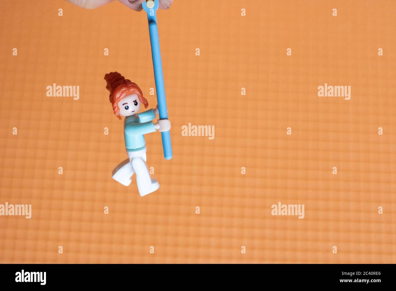 05/15/2020 Russia, Magnitogorsk: Personaggio la ragazza del costruttore Lego pende sulle scale Foto Stock