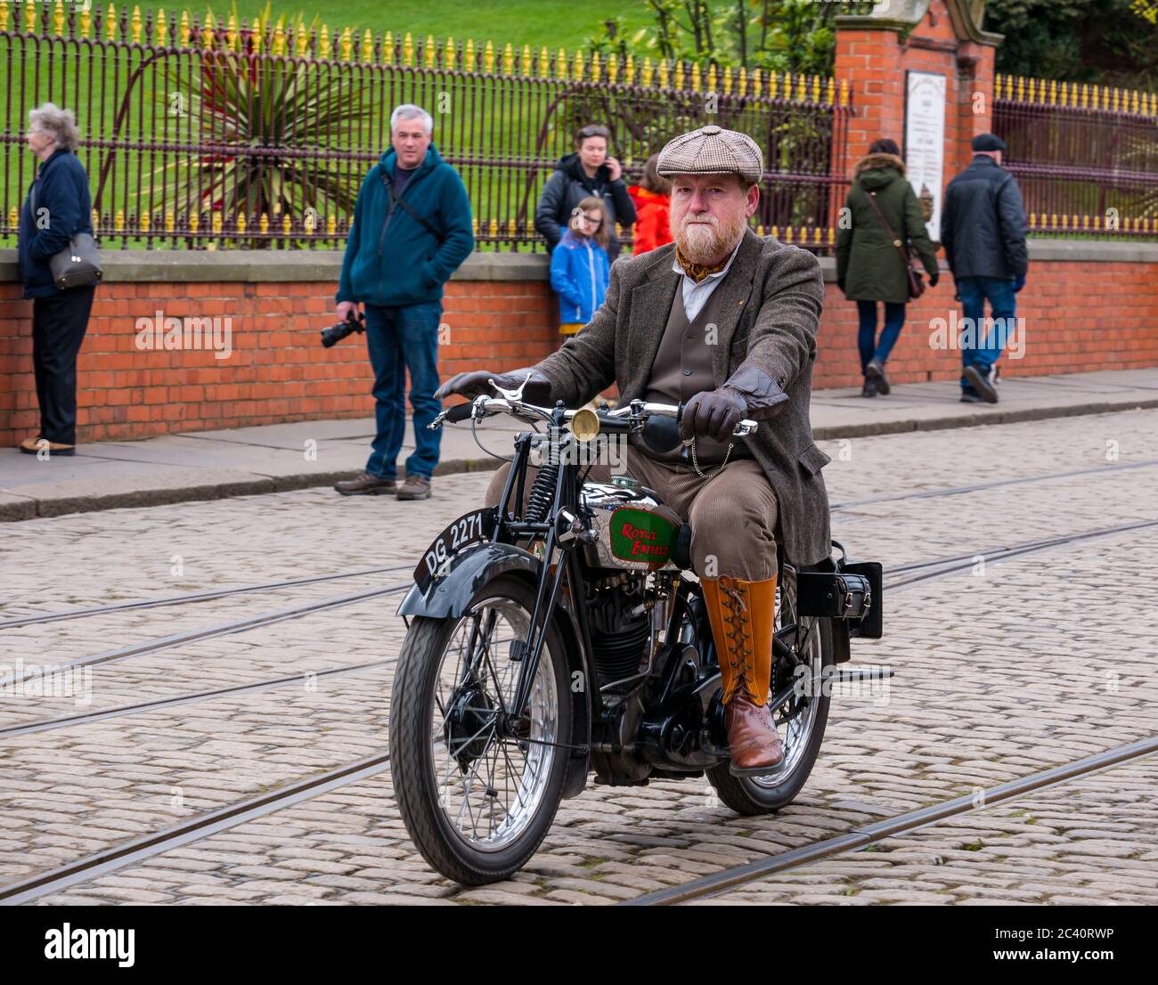 Uomo che corre vintage 1931 Royal Enfield CSL moto, Great North Steam Fair, Beamish Museum, Durham County, Inghilterra, Regno Unito Foto Stock