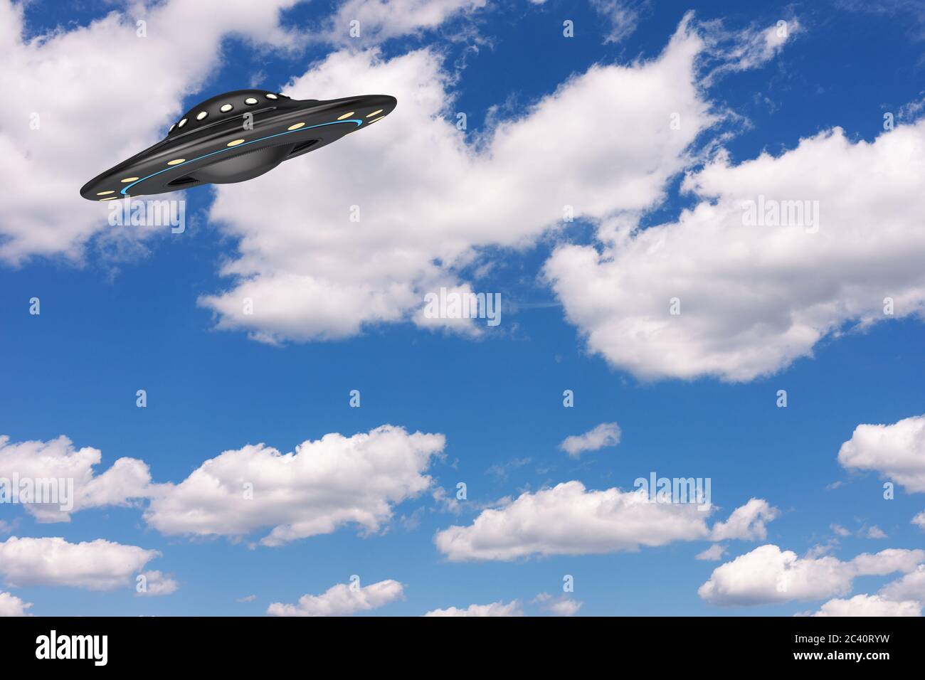 Concetto UFO. Aliena Spaceship o Flying Saucer su uno sfondo blu cielo. Rendering 3d Foto Stock