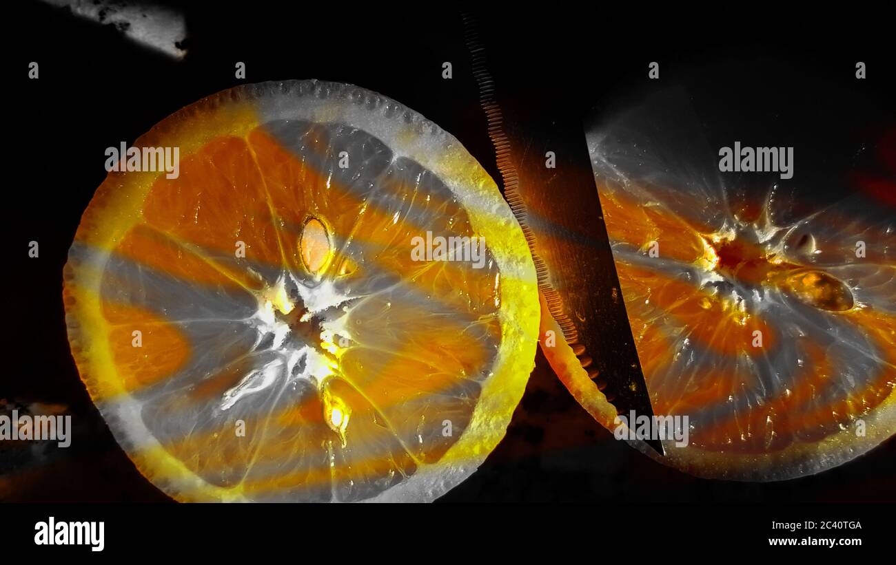 Immagine concettuale per il valore nutrizionale con arance semi-pallidi tagliate in modo errato con un coltello in acciaio. Foto Stock