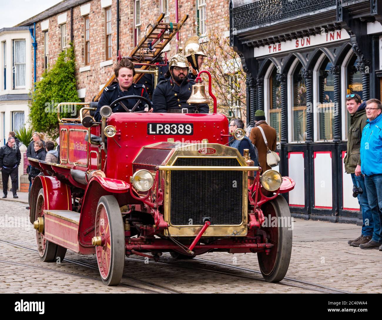Uomini in costume nel 1916 Red Dennis veicolo fuoco vintage, Great North Steam Fair, Beamish Museum, Durham County, Inghilterra, UK Foto Stock