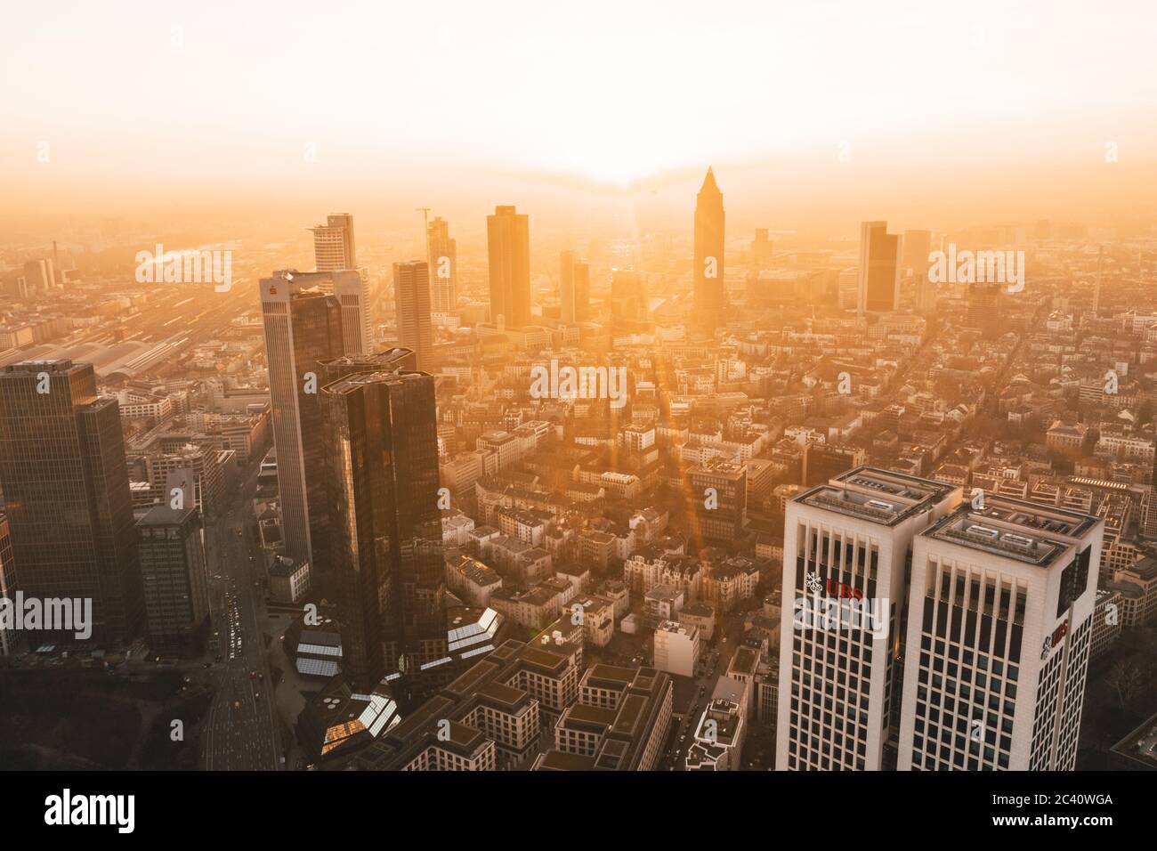 Incredibile vista di Francoforte sul meno, Germania Skyline in Hazy mattina invernale in bella Sunrise Light 2019 settembre Foto Stock