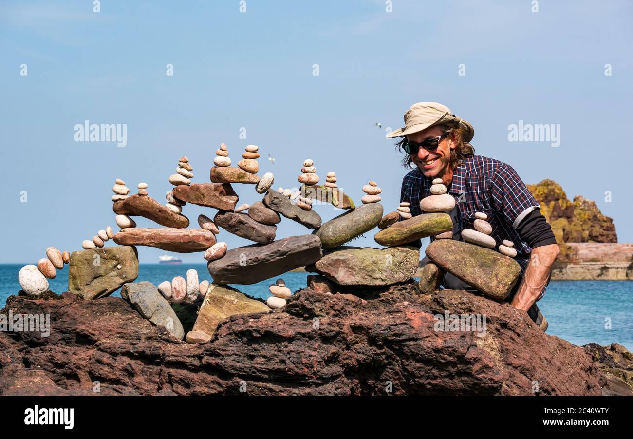Pedro Duran pietra impilatore di equilibratura pietre, europeo pietra impilamento campionato, Eye Cave spiaggia, Dunbar, East Lothian, Scozia, Regno Unito Foto Stock