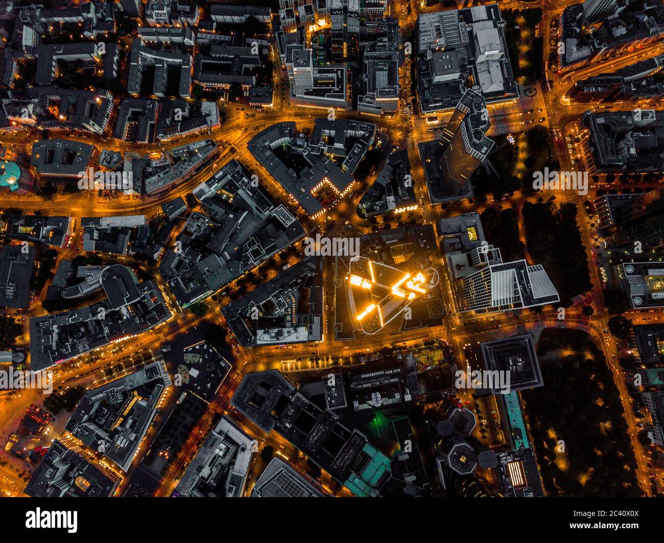 Veduta aerea di Francoforte sul meno, Germania Skyline di notte con strade luminose Foto Stock