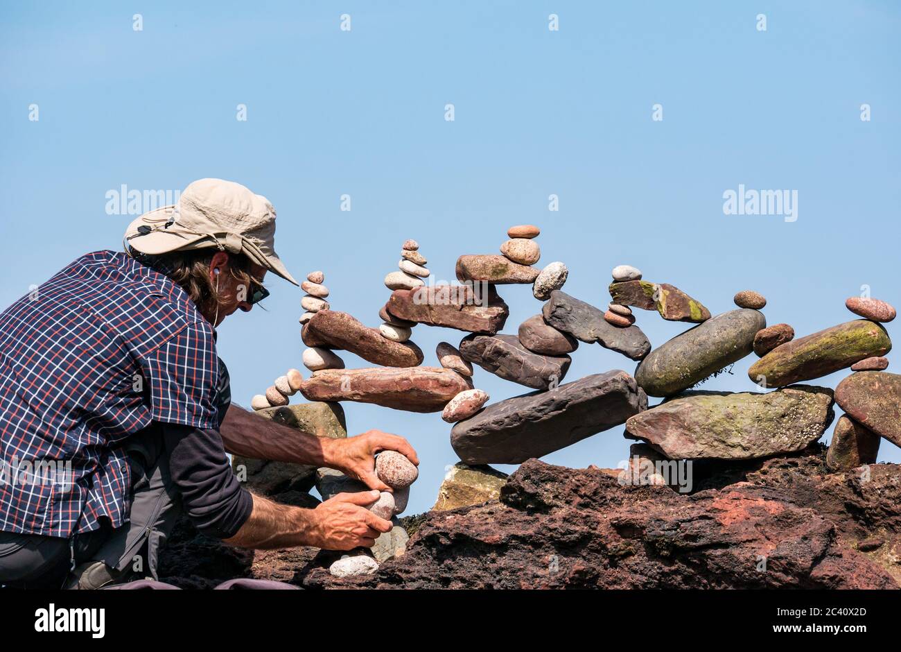 Pedro Duran pietra impilatore di equilibratura pietre, europeo pietra impilamento campionato, Eye Cave spiaggia, Dunbar, East Lothian, Scozia, Regno Unito Foto Stock