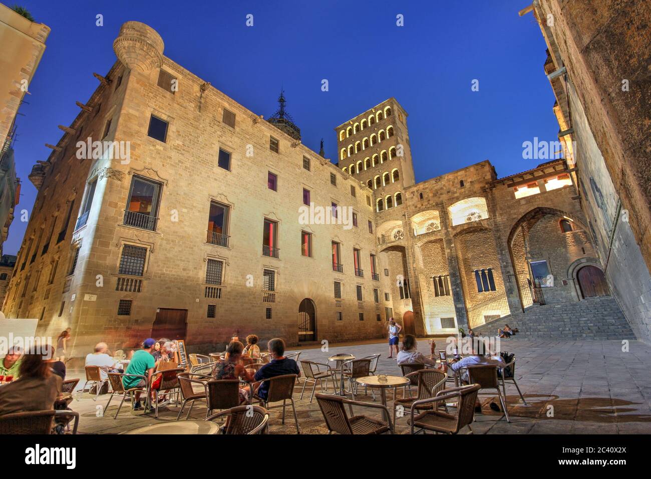 Composizione notturna grandangolare della medievale Placa del Rei a Barcellona, Spagna. Foto Stock