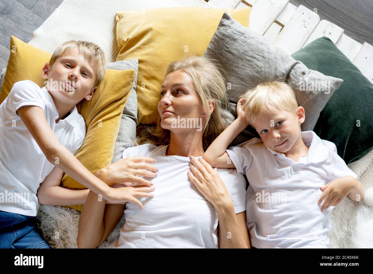 Mamma con figli prescolatori. Abbia un ventilatore da una Comunità amorevole Foto Stock