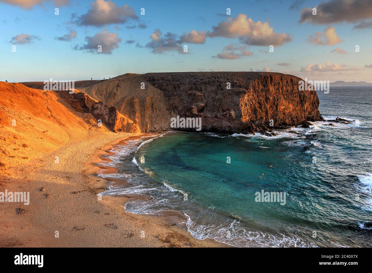 Paesaggio con la famosa spiaggia di Papagayo sull'isola di Lanzarote nell'arcipelago delle Canarie, Spagna al tramonto. Foto Stock