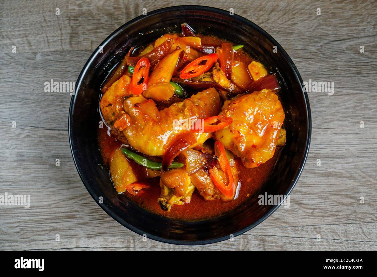 Pollo fritto cotto con salsa piccante dolce e acara, peperoncino tailandese, peperoncino rosso e patate. Foto Stock