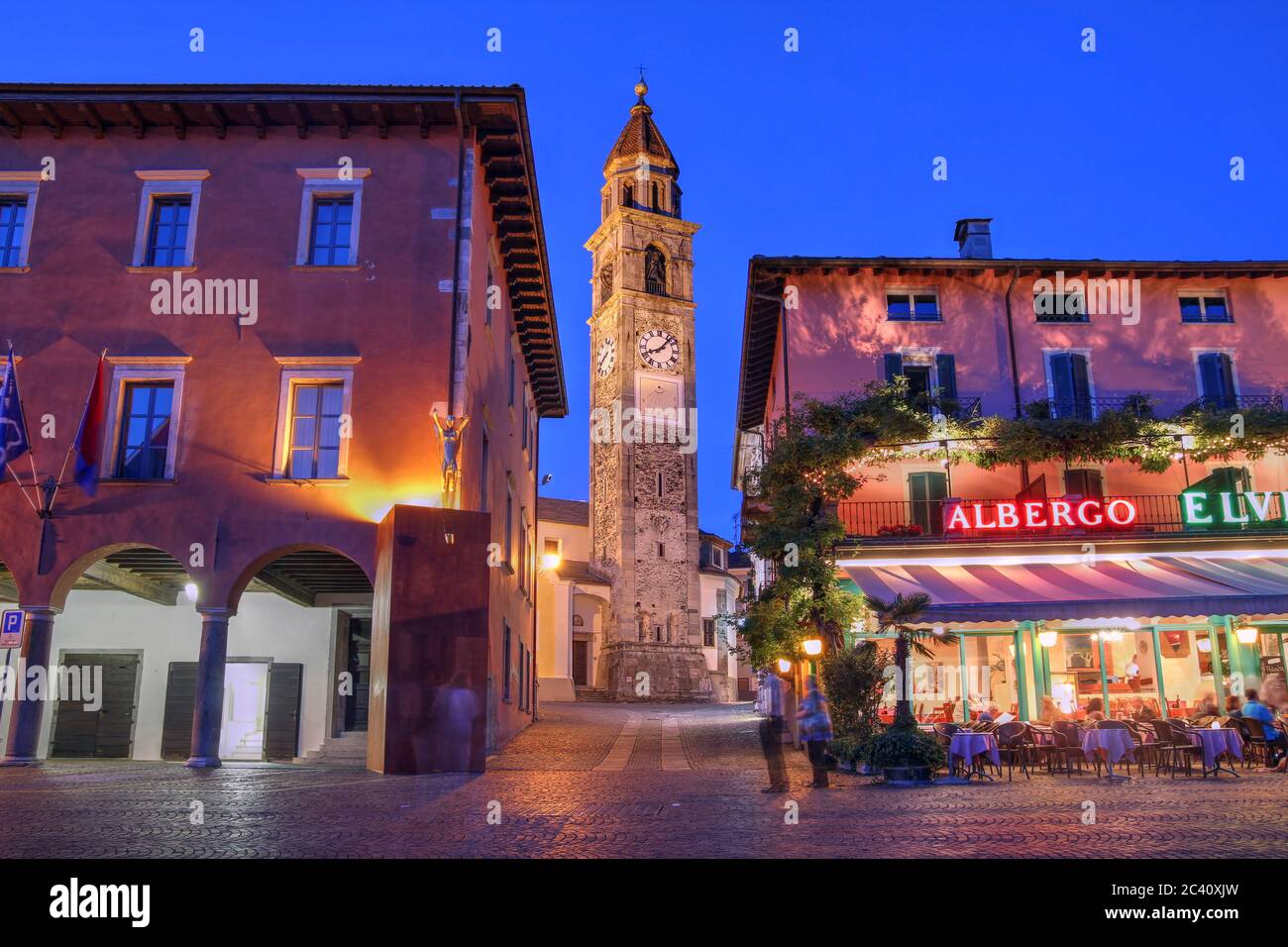 Scena notturna nella località di Ascona, Ticino, Italia con il campanile della Parrocchiale dei SS. Piedro e Paolo, dietro il lungomare fami Foto Stock