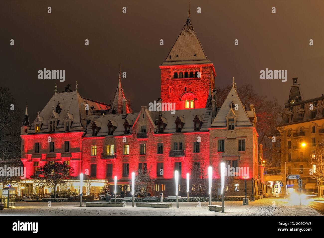 Scena notturna del Chateau d'Ouchy a Losanna, Svizzera sotto neve fresca caduta nell'inverno 2014-2015. Foto Stock