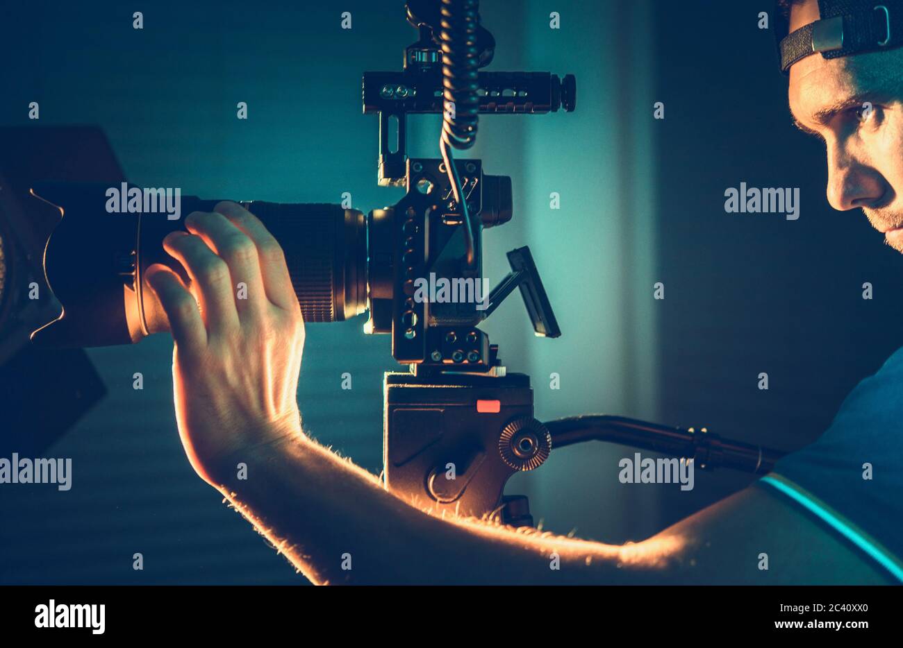 Videografo caucasico. Operatore di telecamere professionali con attrezzatura digitale professionale ripresa di video per cortometraggi documentari in interni. Foto Stock