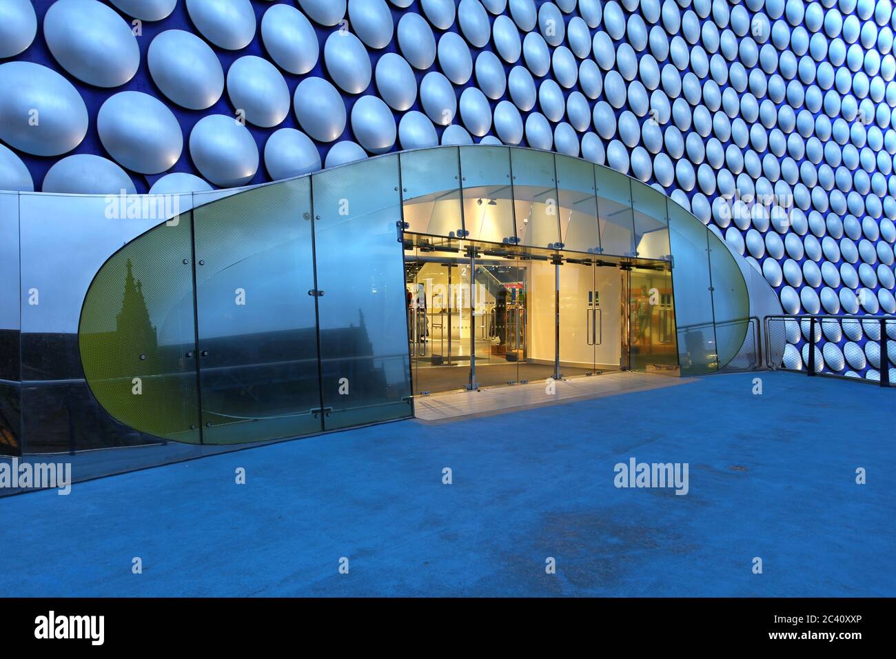 Birmingham, UK - 30 gennaio 2013 - dettaglio architettonico dell'entrata al grande magazzino Selfridges a Birmingham, UK, presso il twi Foto Stock