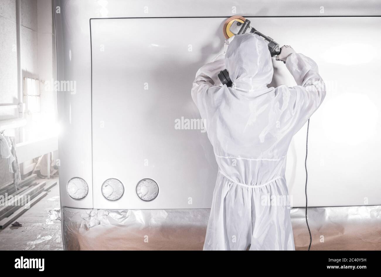 Autosorma per la riparazione della carrozzeria Polishing Bus elementi posteriori. Tema della vernice per carrozzeria per autobus nuovo di zecca. Ripristino del veicolo. Foto Stock