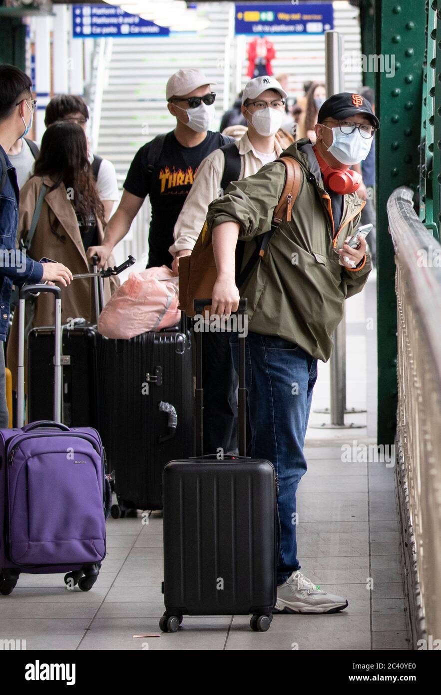 I membri del pubblico indossano maschere protettive all'interno della Waverley Station, Edimburgo, mentre la Scozia si sposta nella seconda fase del suo piano in quattro fasi per uscire dalla chiusura. Foto Stock