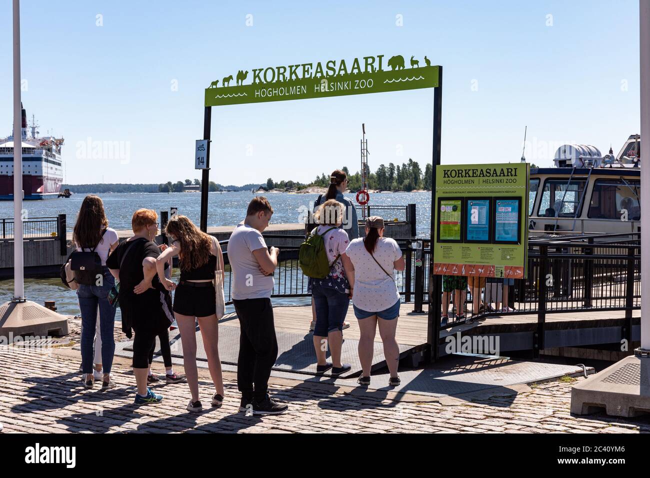 Persone che si accodano per il traghetto per lo zoo di Korkeasaari nella Piazza del mercato di Helsinki, Finlandia Foto Stock