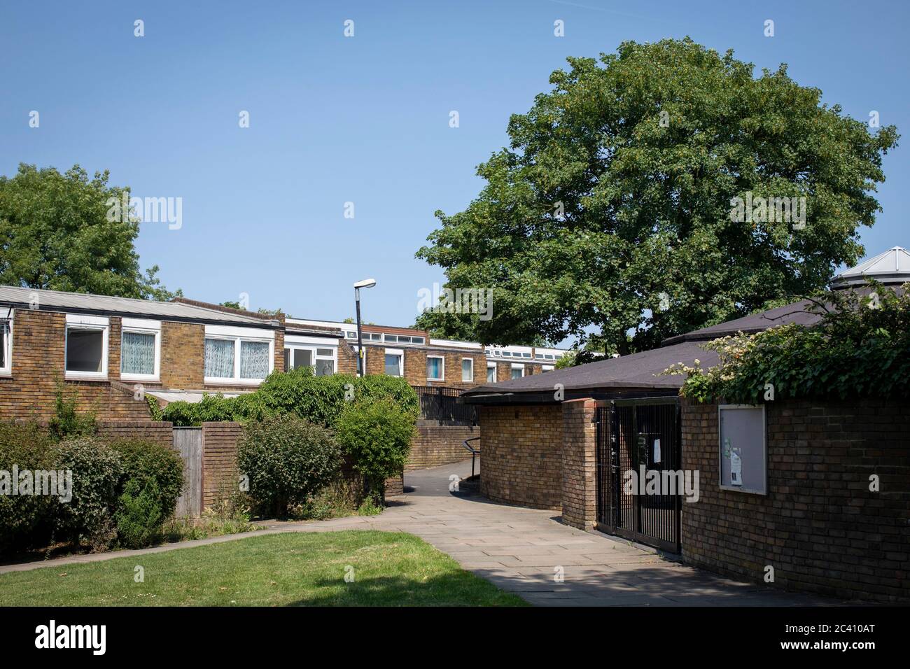 Londra, Inghilterra. 23 giugno 2020. Cressingham Gardens Estate a South London, Inghilterra. Foto Sam Mellish Foto Stock