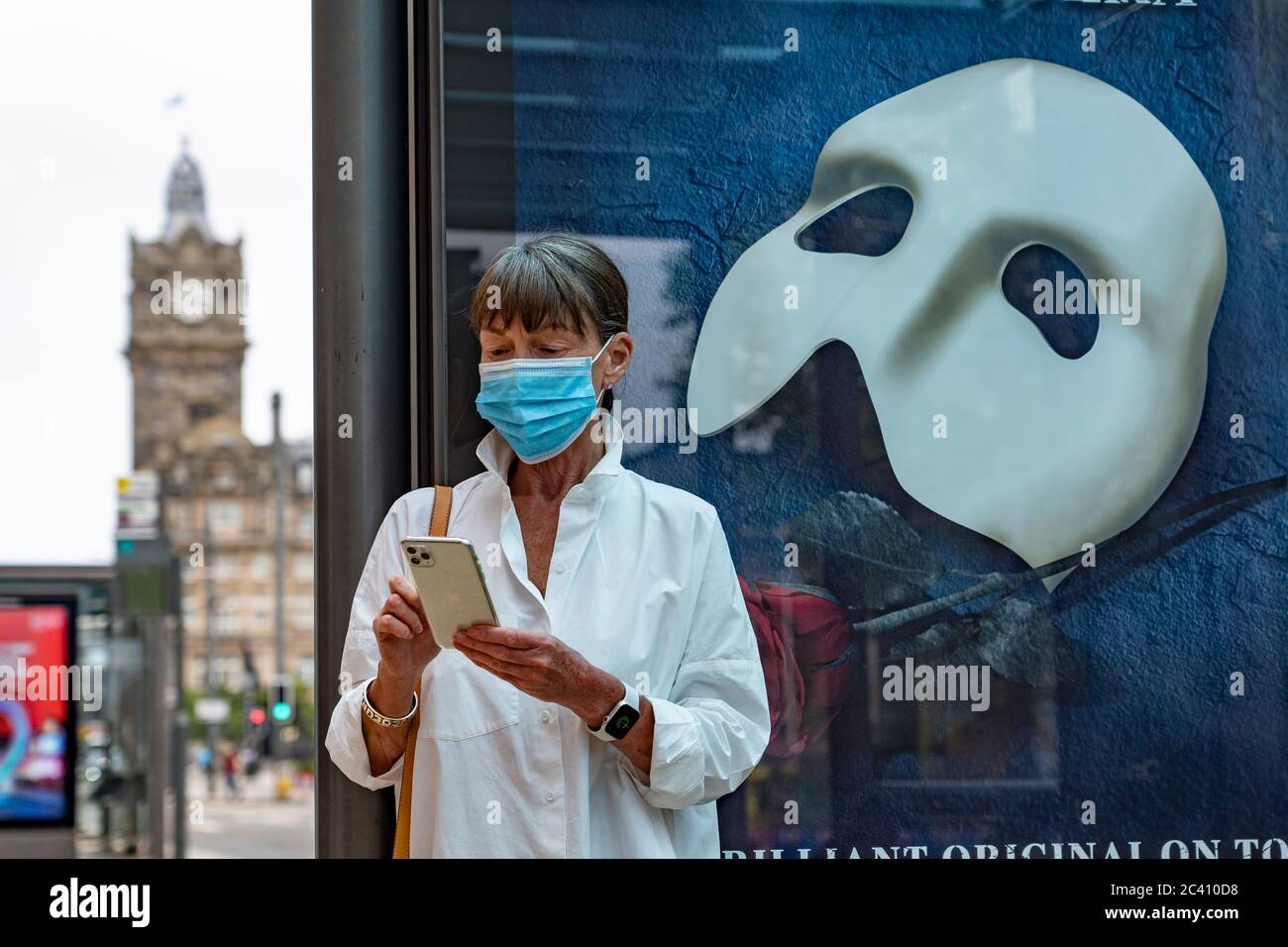 Edimburgo, Scozia, Regno Unito. 23 giugno 2020. Membri del pubblico che indossa maschere sulla Princes Street a Edimburgo. È ora obbligatorio per i passeggeri dei trasporti pubblici indossare maschere facciali. Iain Masterton/Alamy Live News Foto Stock