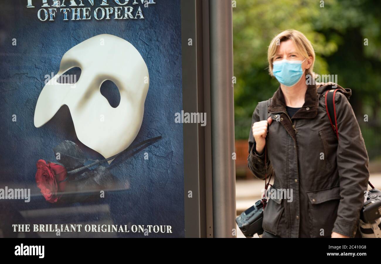 Edimburgo, Scozia, Regno Unito. 23 giugno 2020. Membri del pubblico che indossa maschere sulla Princes Street a Edimburgo. È ora obbligatorio per i passeggeri dei trasporti pubblici indossare maschere facciali. Iain Masterton/Alamy Live News Foto Stock