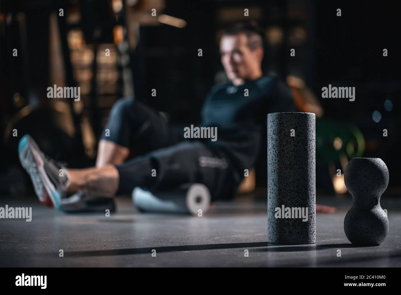 il giovane ha allenamento crossfit con roller e peso in palestra Foto Stock