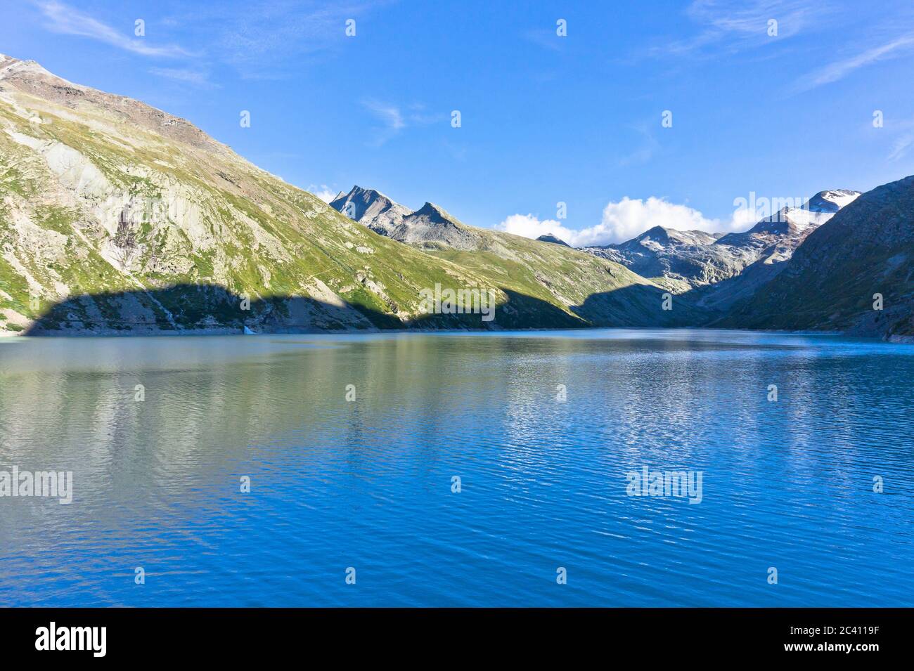 Paesaggio naturale con vista lago nelle Alpi, Svizzera, Mattmarksee, lago Saas-Almagell Foto Stock