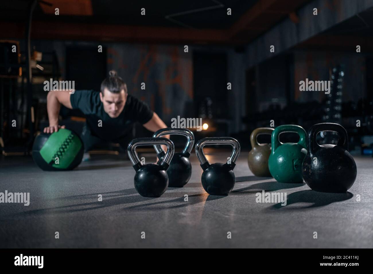 il giovane ha allenamento crossfit con peso in palestra Foto Stock