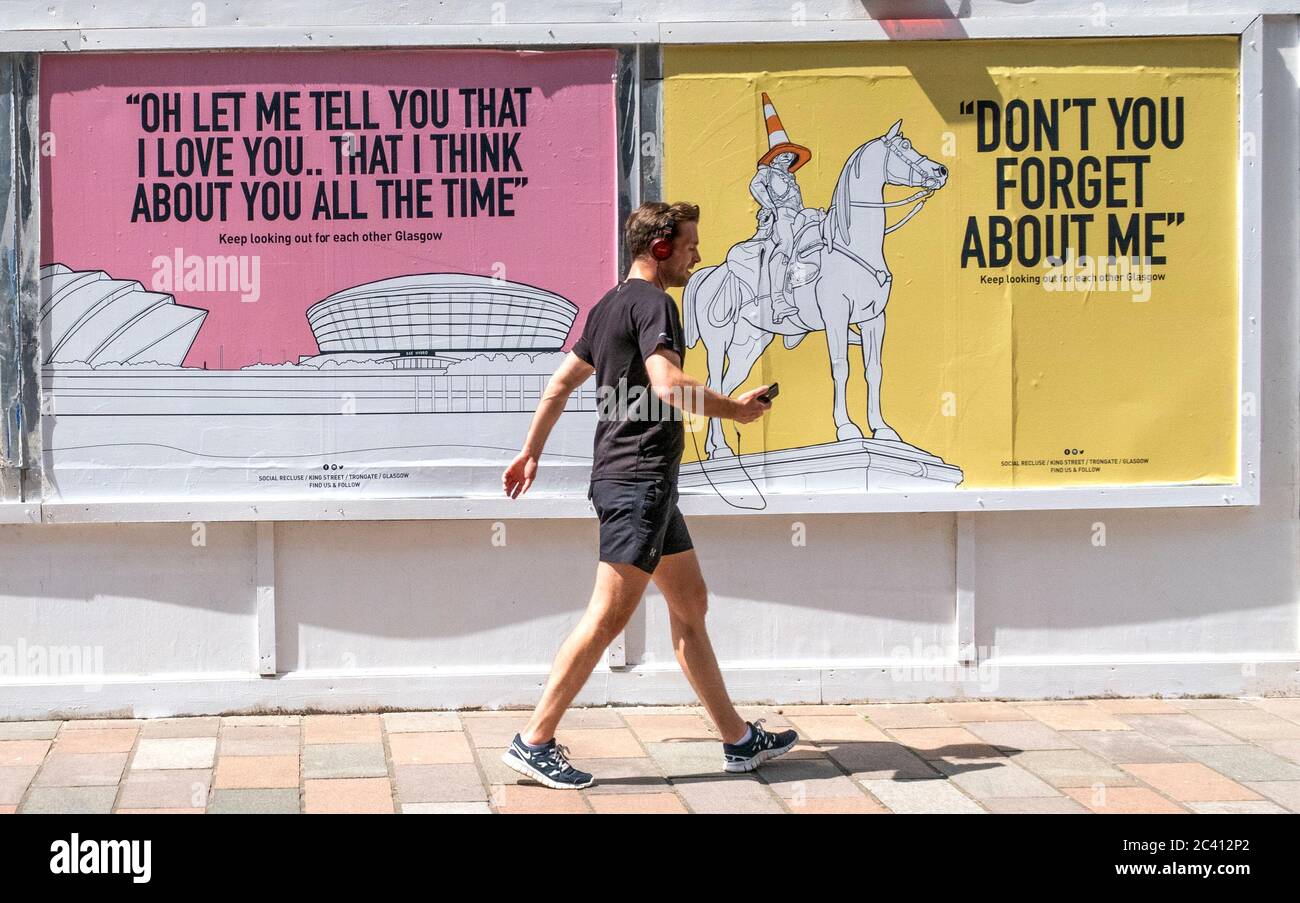 I poster con il messaggio 'Keep Looking out for other Glasgow' e con testi di canzoni di artisti scozzesi come Simple Minds, Dougie MacLean e Stealers Wheel sono comparsi nel centro di Glasgow. Foto Stock