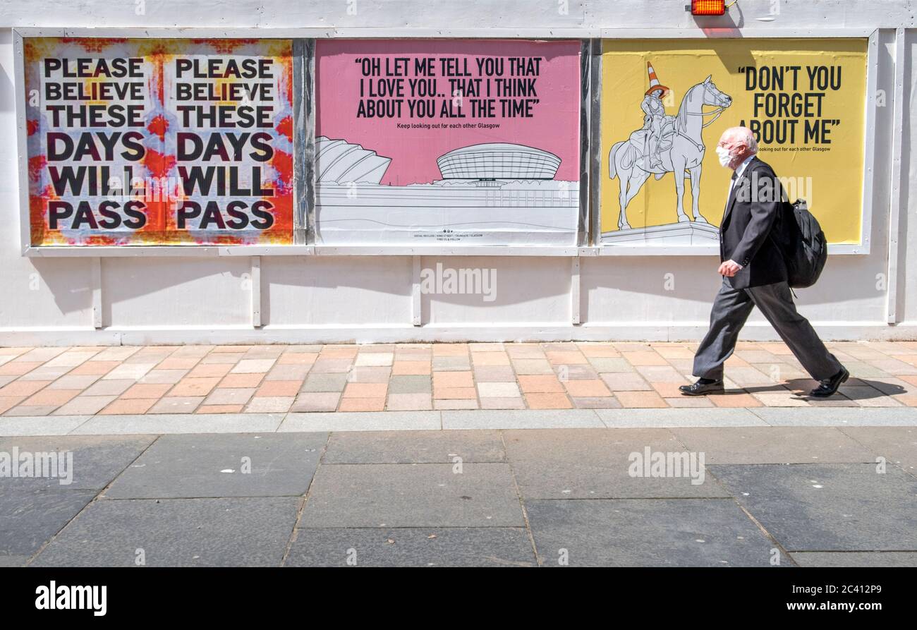 I poster con il messaggio 'Keep Looking out for other Glasgow' e con testi di canzoni di artisti scozzesi come Simple Minds, Dougie MacLean e Stealers Wheel sono comparsi nel centro di Glasgow. Foto Stock